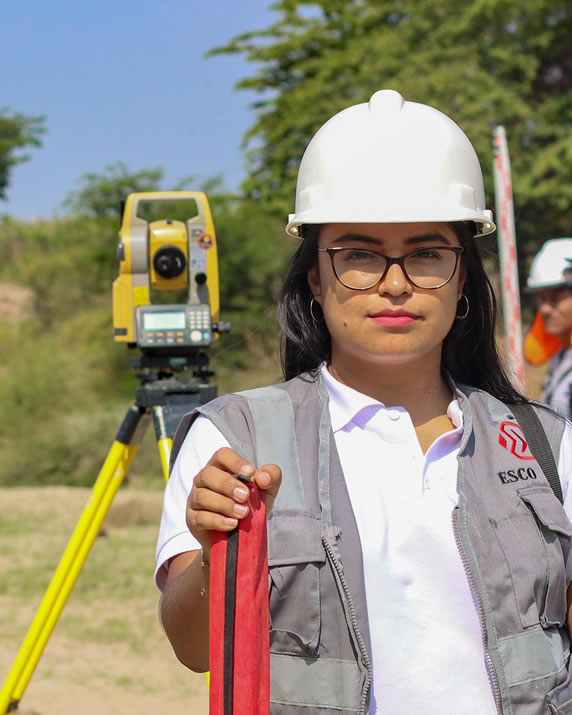 Equipo ESCO SAC en obra